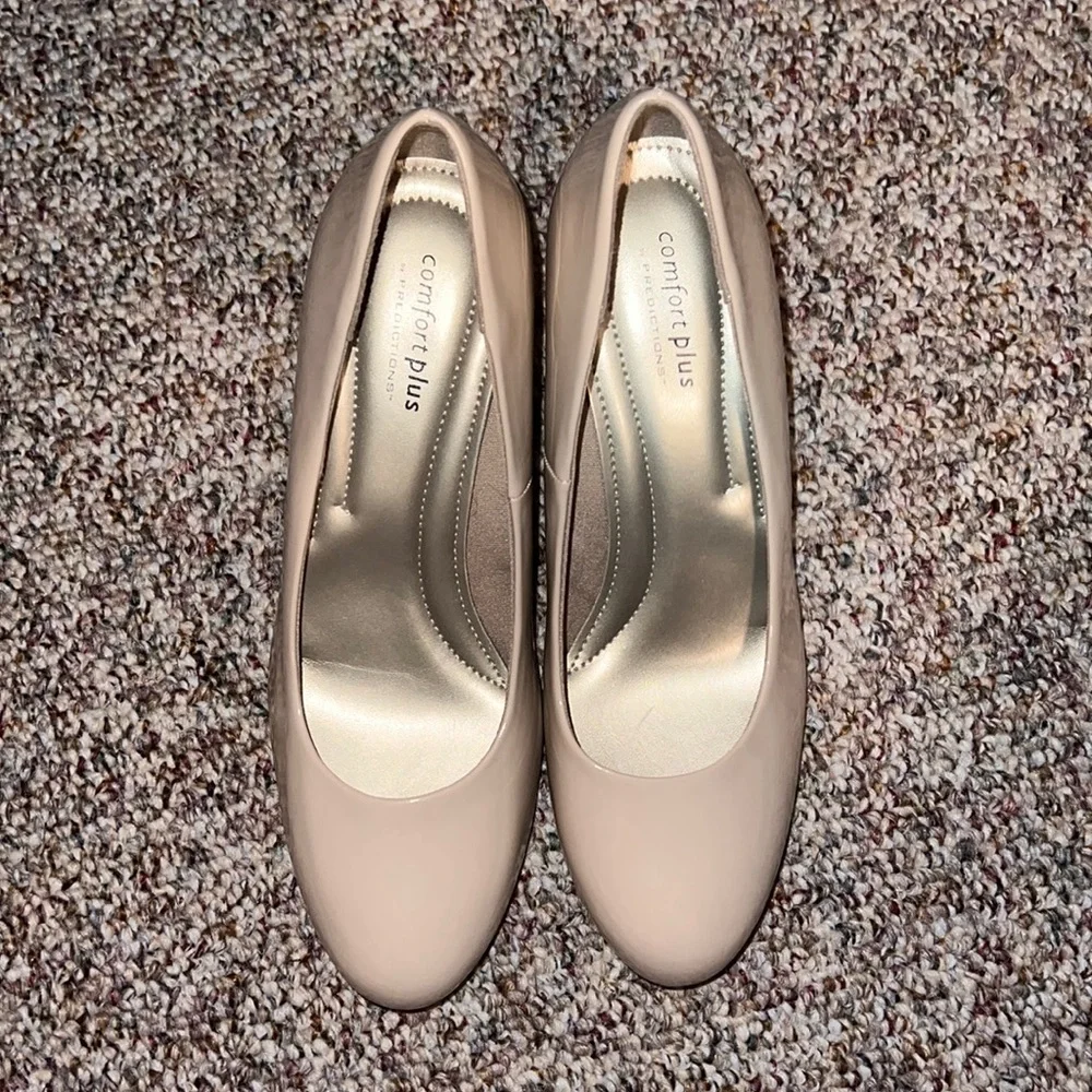 Tan Heels - Picture 1 of 2